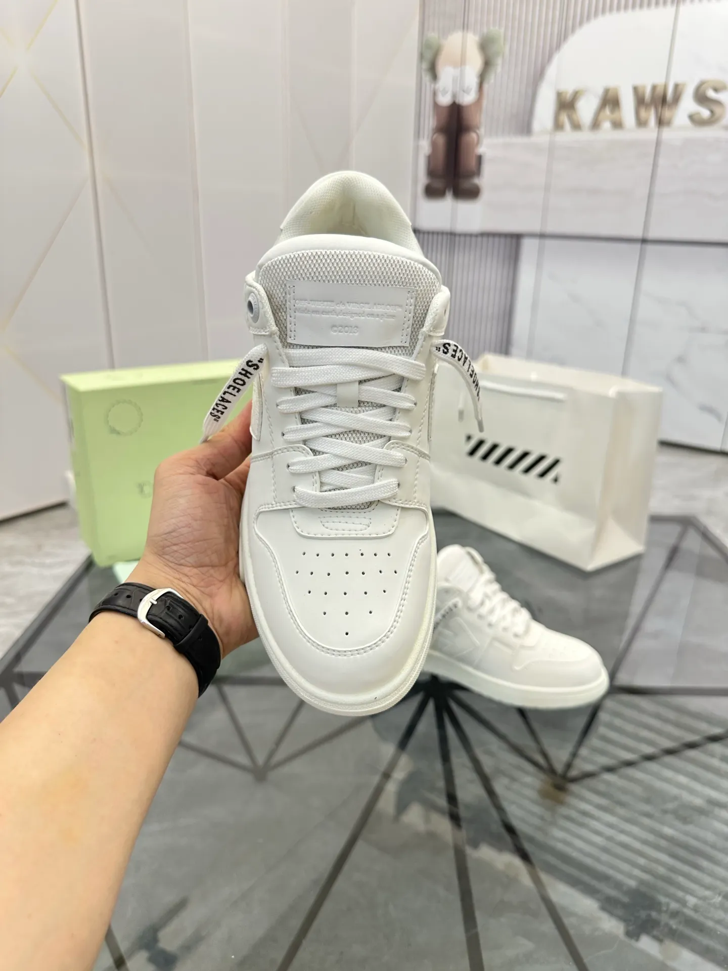 Selling men's shoes 💰: 💰P560¥ High-end top quality (leather buckle plus 10) Product trademark: OFF WHITE * "OFF WHITE*" low-top casual shoes Regular size: 35-45 (can be customized to 46) Couple style Product material: imported first-layer cowhide leather upper, breathable lining, original outsole. No.: H203